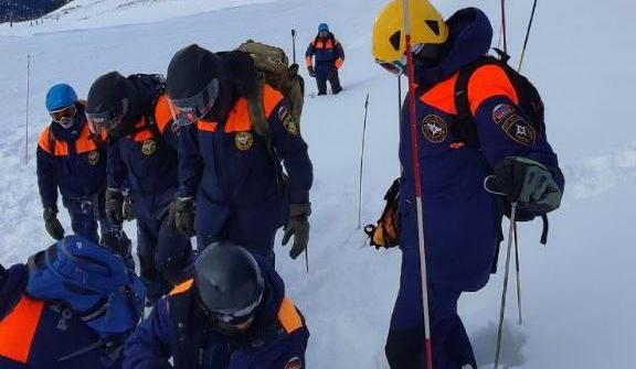 В Карачаево-Черкесии ведутся поисково-спасательные работы по поиску двух туристов, попавших под лавину