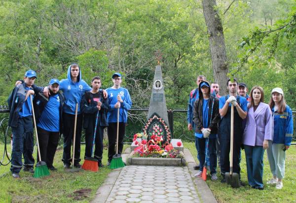 Студенты и энергетики привели в порядок памятник юному партизану Диме Юрченко