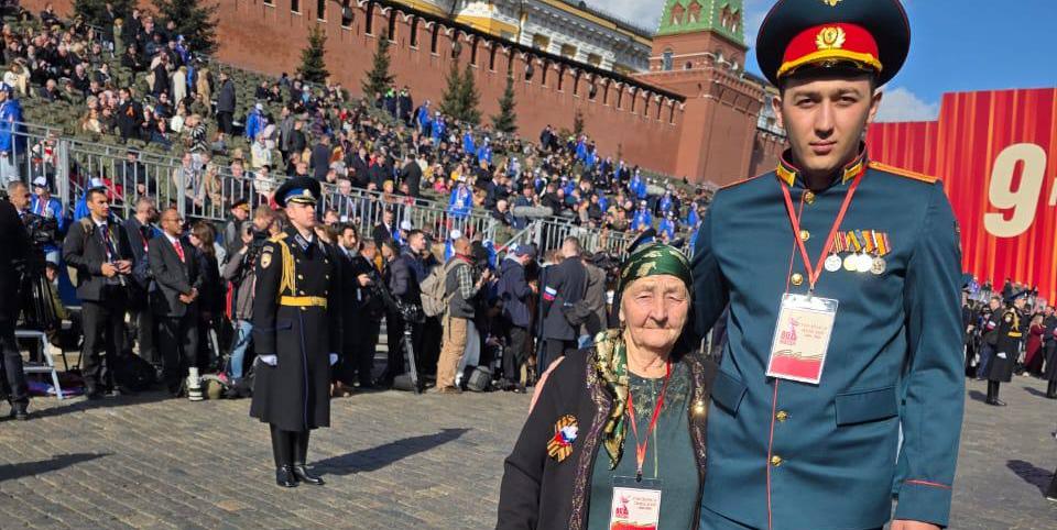 Труженица тыла из КЧР и ее правнук - участник СВО приняли участие в параде Победы в Москве