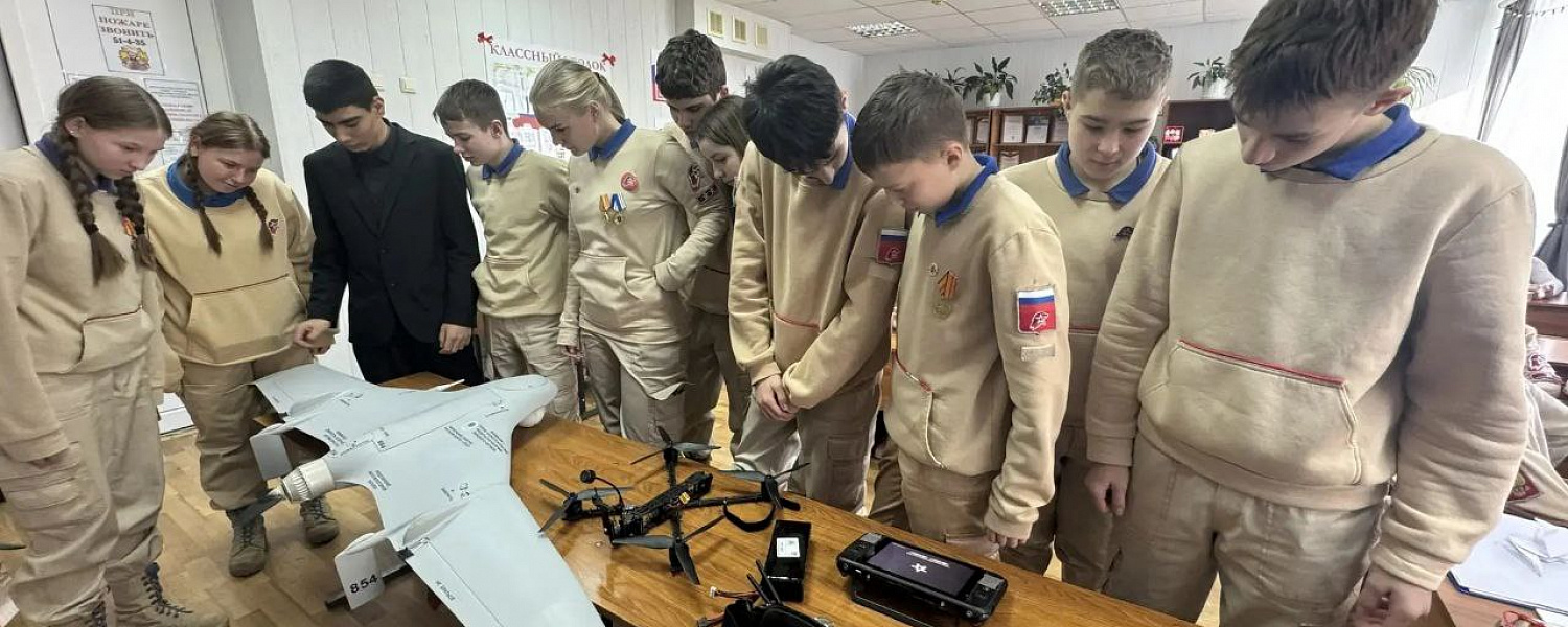 Юнармейцы КЧР познакомились с современными БПЛА и пообщались с участниками СВО