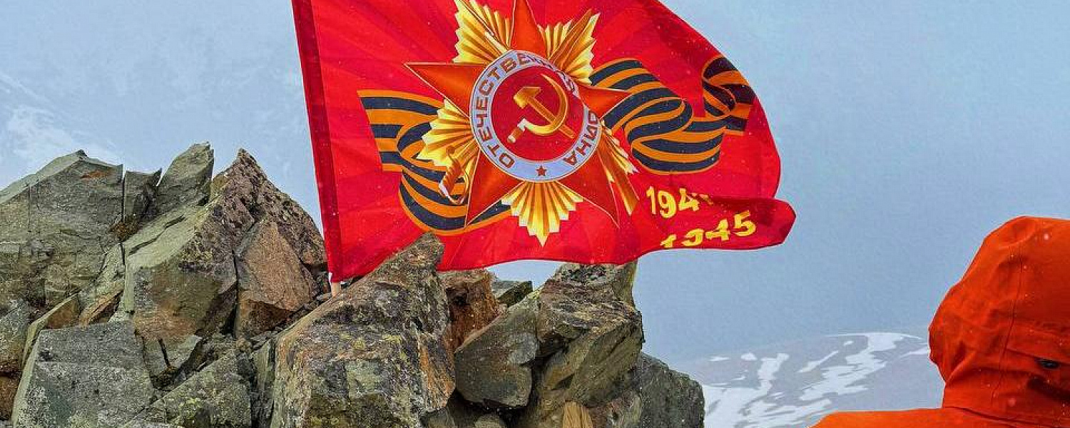 На вершине горы Мусса-Ачитара установили флаг Победы 