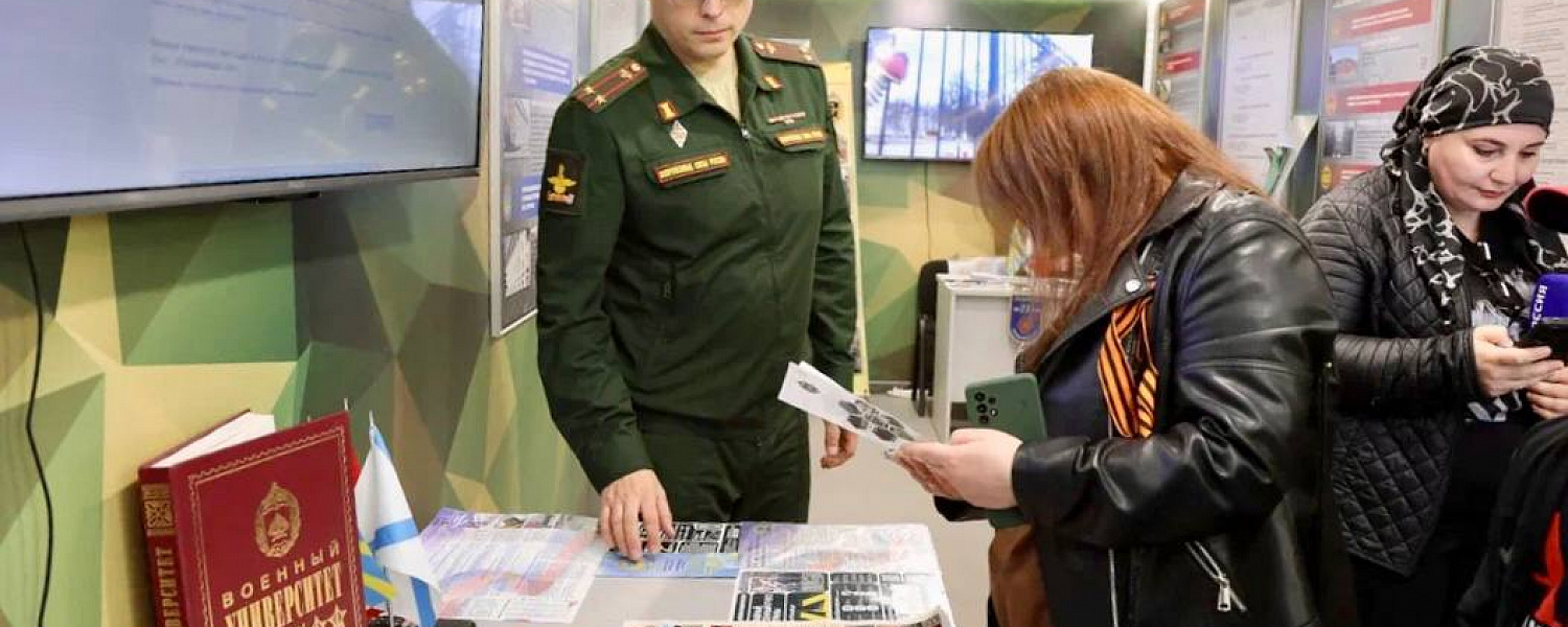 Жители столицы КЧР встретили агитпоезд Победы