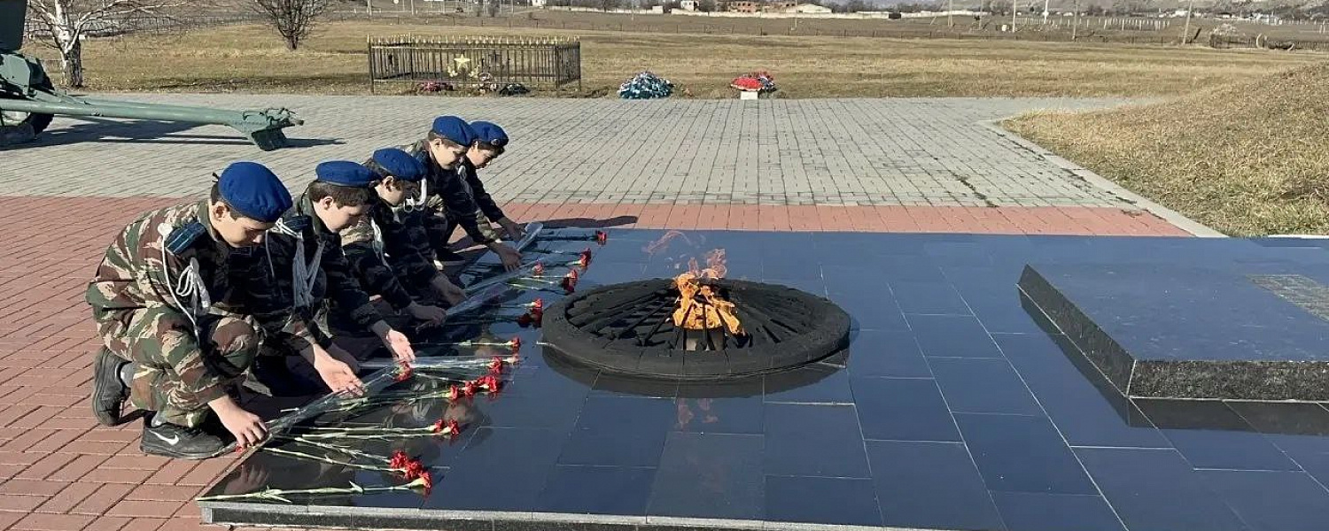 Школьники из Карачаево-Черкесии приняли участие в акции «Цветы у обелиска. По местам боевой славы»